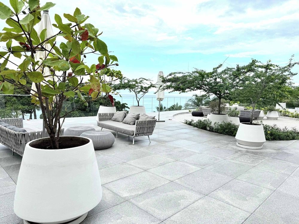Bolongo 1BR Your Exclusive Oceanfront Escape