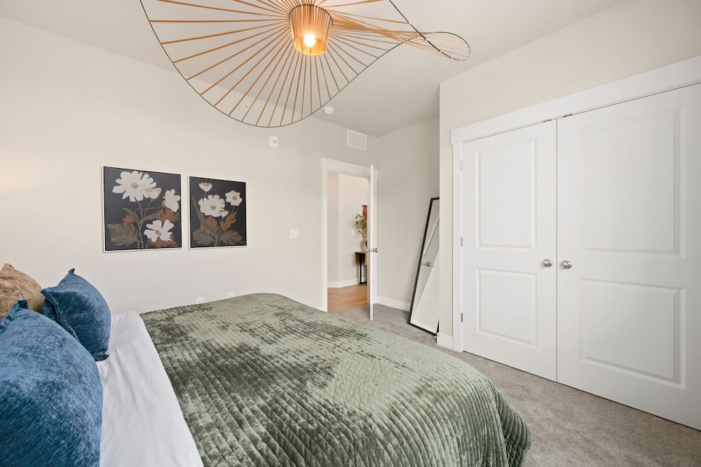 The Landmark 2 King Beds, Garage & Fireplace
