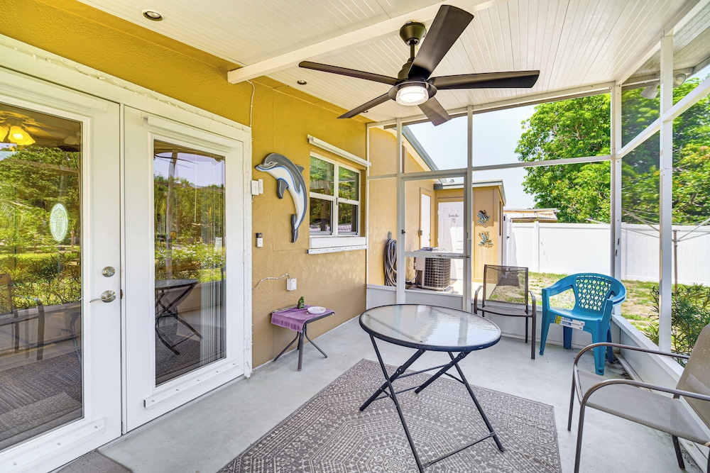 1 Mi to Lake Jackson: Home w/ Screened Patio!