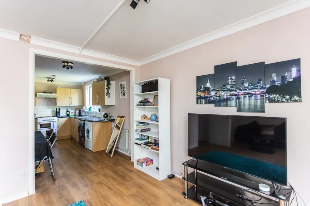 Homely 2 Bedroom House in Kennington With Garden
