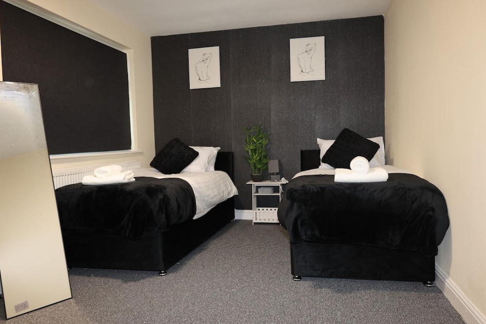 Nottingham 5-br, Sleeps 11 w/ Garden & Parking