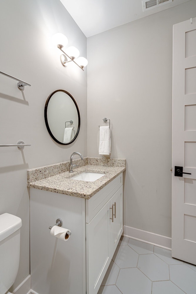 Mesmerize Melrose - Mins to Broadway - 2 Bedrooms