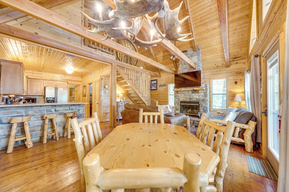 3 Mi to State Park & Lake: Broken Bow Cabin!