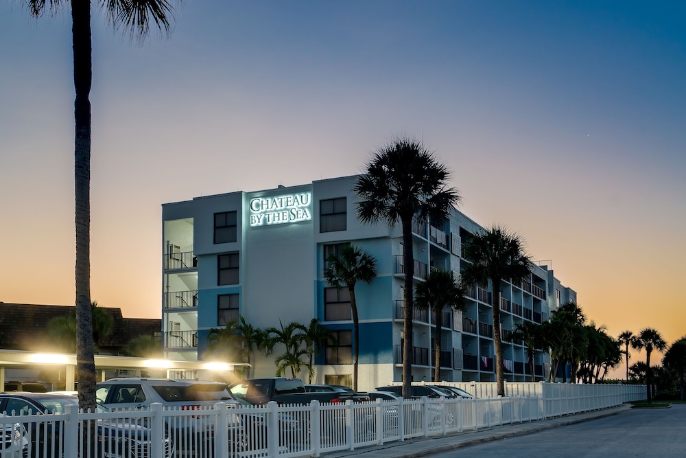 Chateau by the Sea - Happy Palm Stays