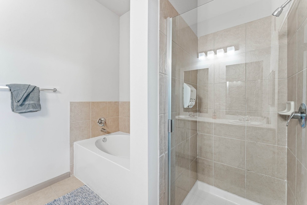 Homey 2BR Suite Close to Downtown w Fast Wifi