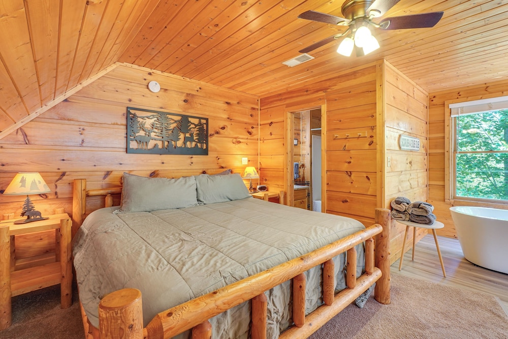 Hot Tub & Game Area: Rustic Cabin 5 Mi to Gsmnp