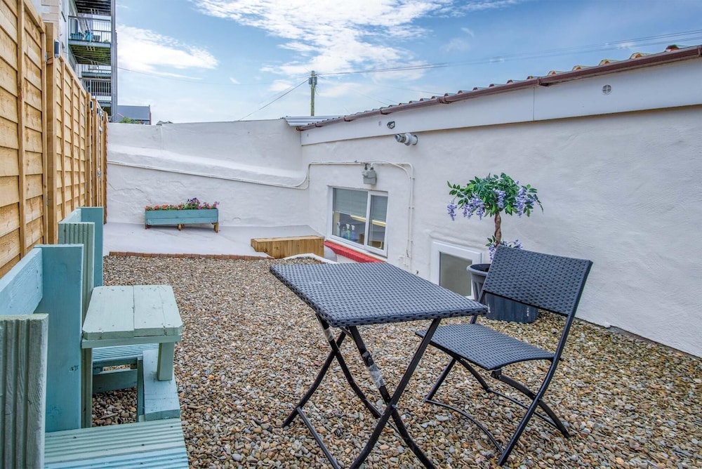 Clouds - 1 Bedroom Holiday Home - Milford Haven