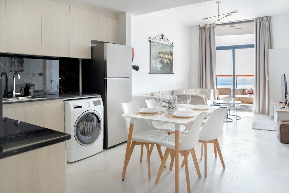 Modern 1BR with Pool and Gym Al Jaddaf