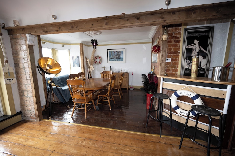 Quirky Apt - Sleeps 6 - Coastal Area - Parking