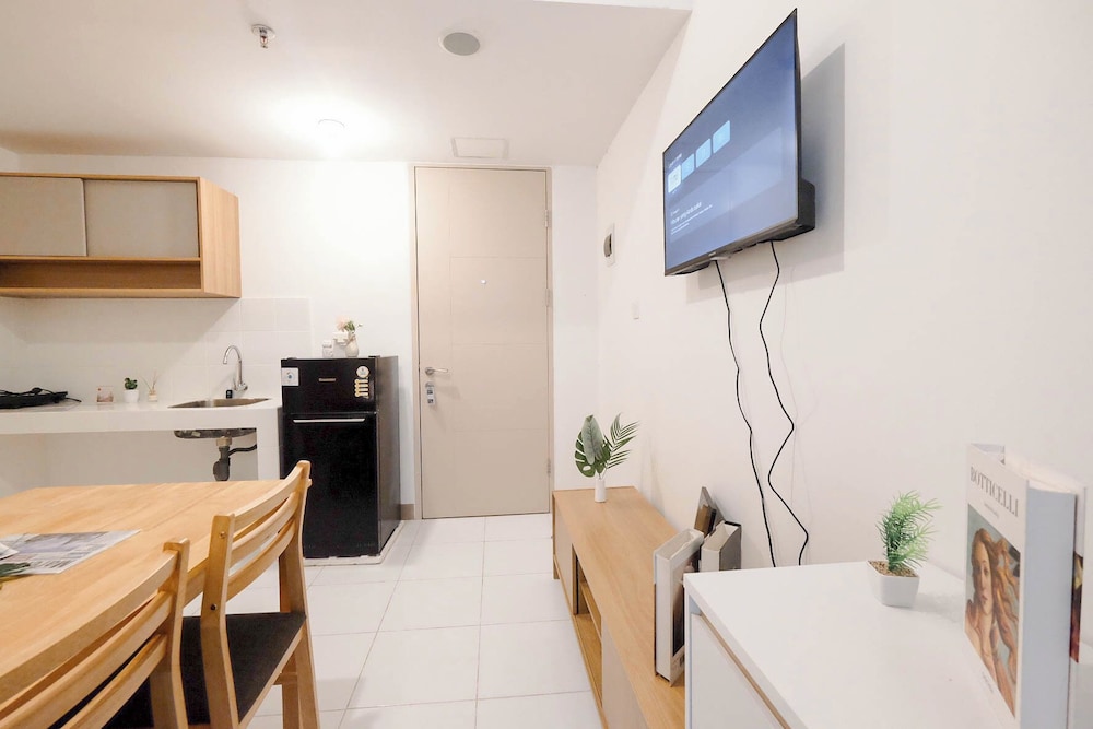 Basic 2Br Apartment Near Tokyo Hub At Tokyo Riverside Pik 2