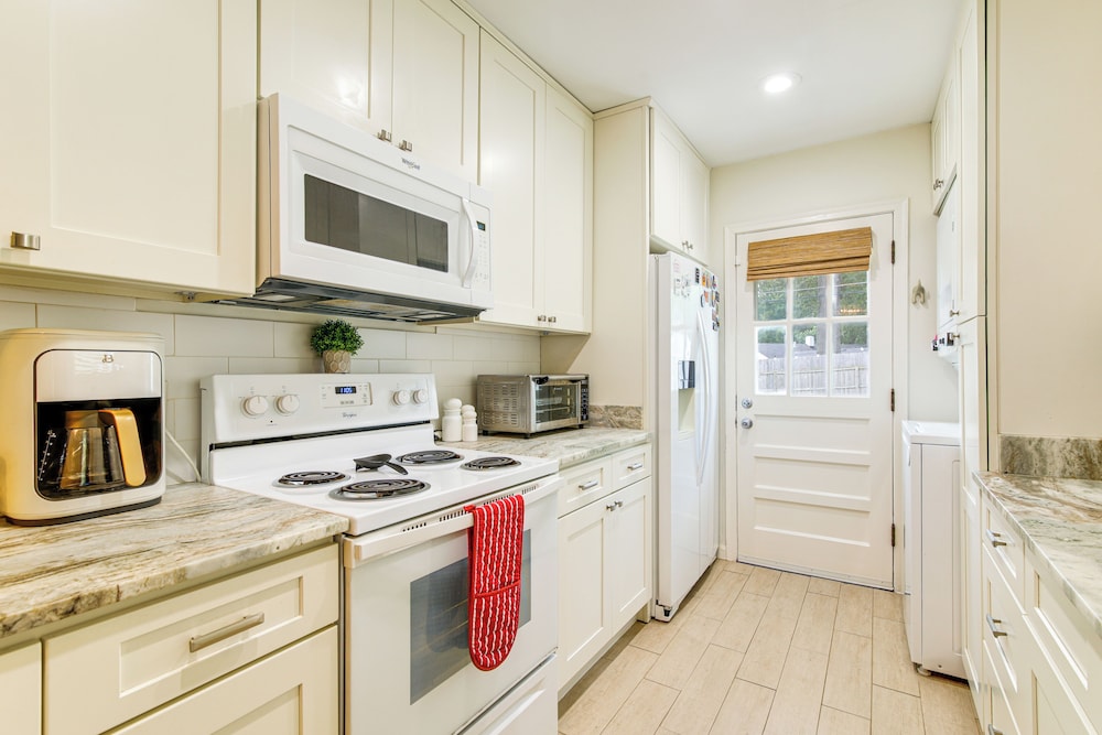Updated Suburban Retreat: 8 Mi to Dtwn Memphis!