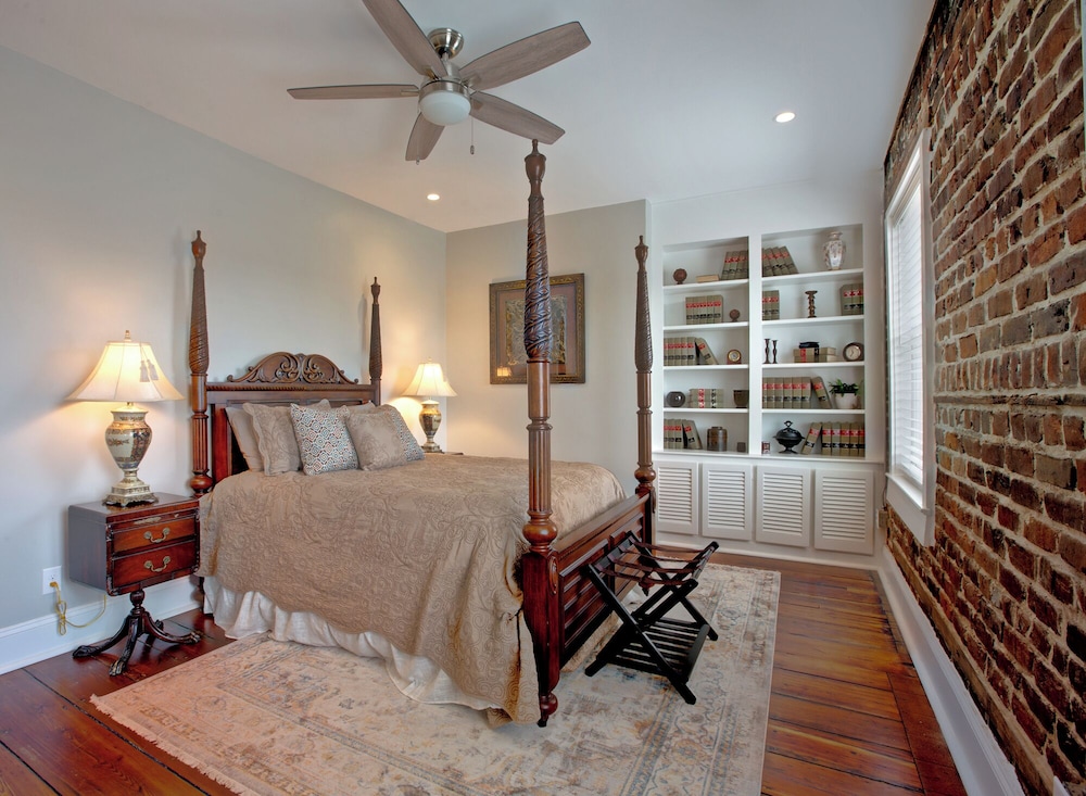 Newly Renovated 4 bed 3 bath & 2 Parking