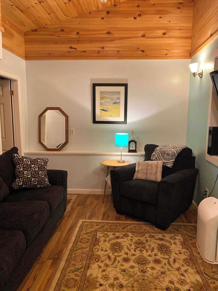 Cozy 2 BR by River- Crooked Steeple Hall