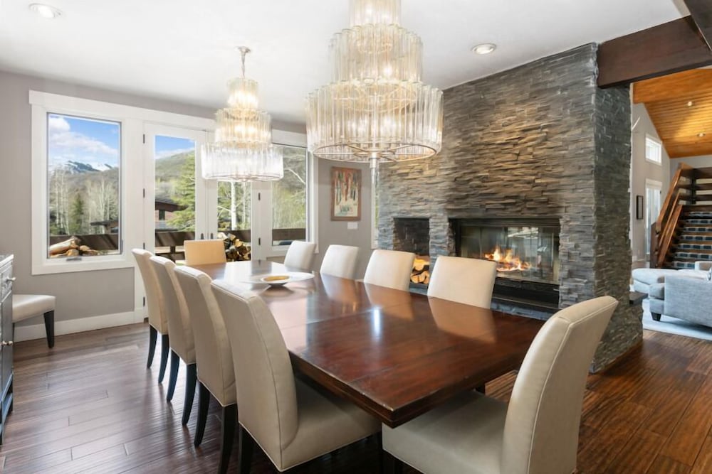 2540 Queen Esther Dr - 5 Bedroom Home with Spa 5 Home