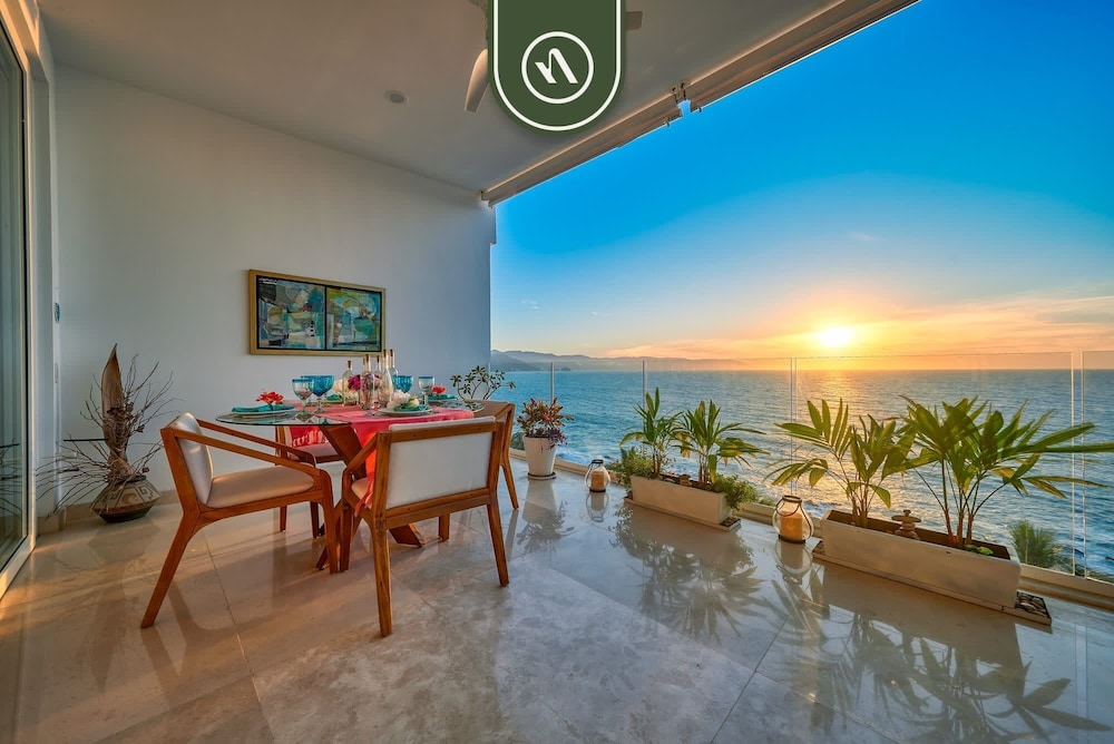 Luxurious 2 BR Condo - Oceanfront - Infinity Pools