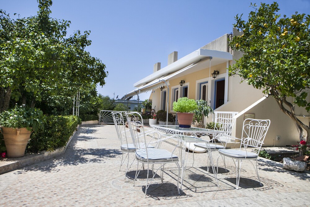 Tzivras Villa & Apartments