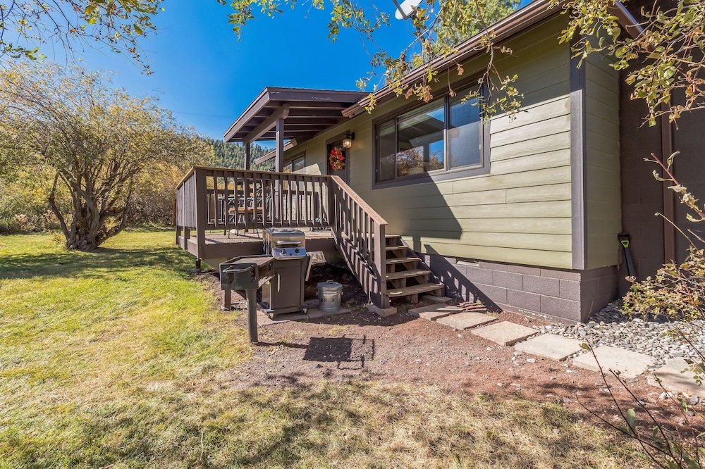 Cozy Cabin Retreat With Scenic Views 2 Bedroom Cabin