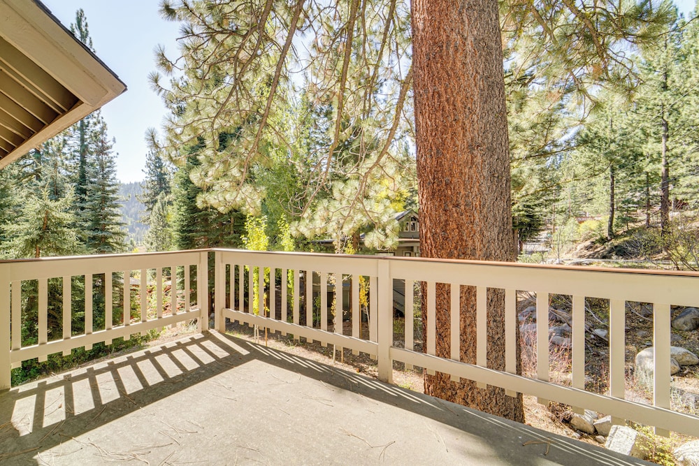 1 Mi to Lift! Olympic Valley Chalet w/ Hot Tub