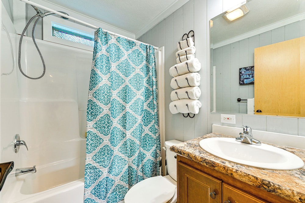 Waterfront Living & Resort Perks! Lake Norman Stay