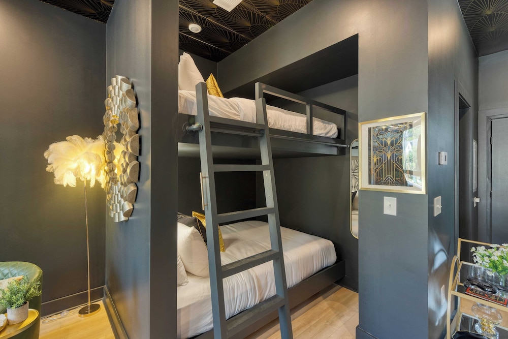 Sleeps 16 2 Homes Next Door + Walk to Dining & Music Lischey Loft & The Bloom House by Avantstay