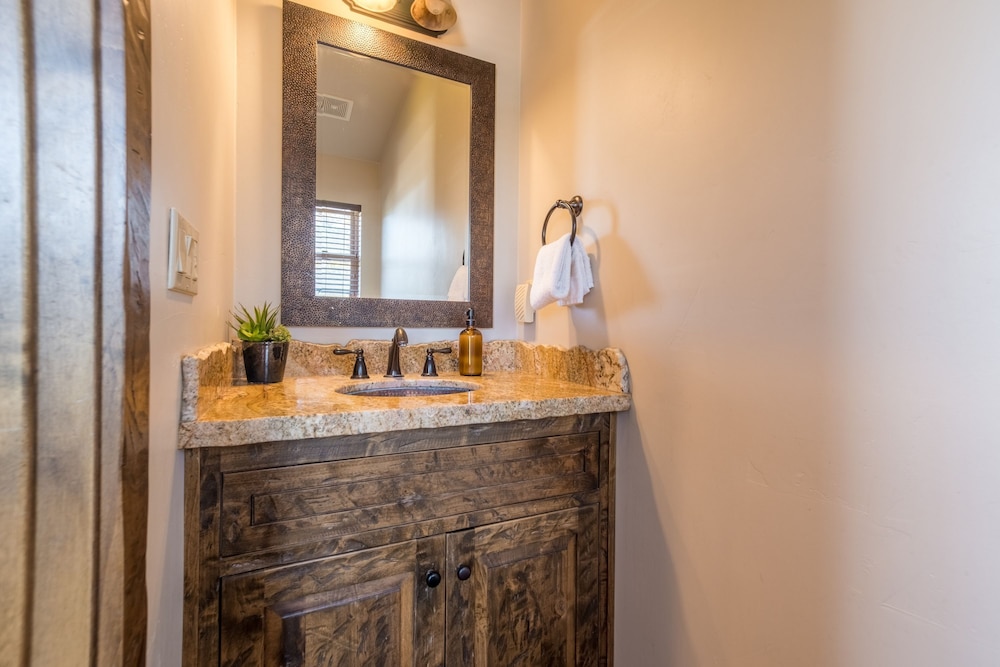 Lakefront Lodge by Avantstay Lakefront Cabin w Hot Tub