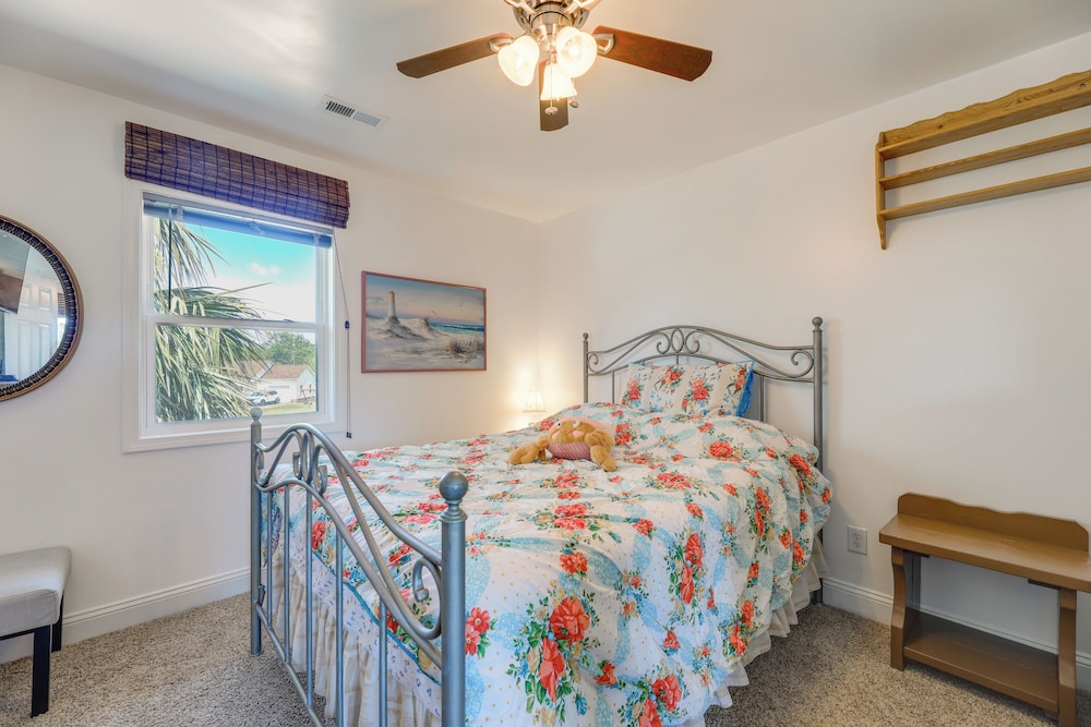 Cozy Newport Apartment w/ Dock & Creek Access! view 3