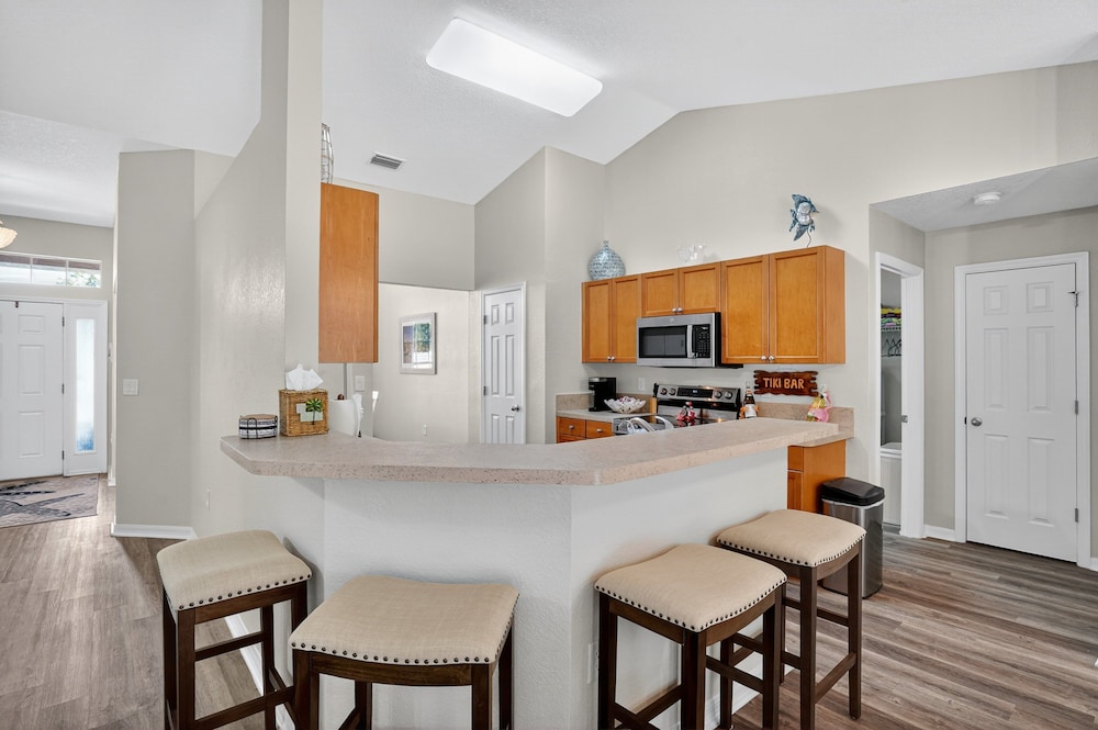 Spacious 4br Retreat With Heated Pool & Spa 4 Bedroom Home