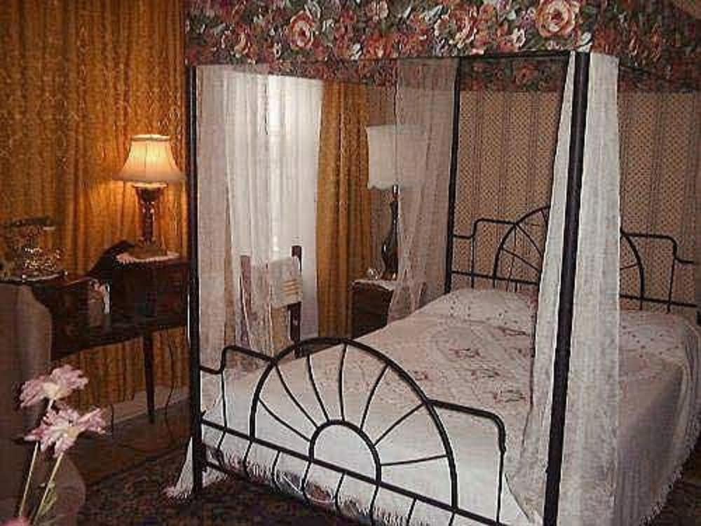 Pimblett's Downtown Toronto B&B-1