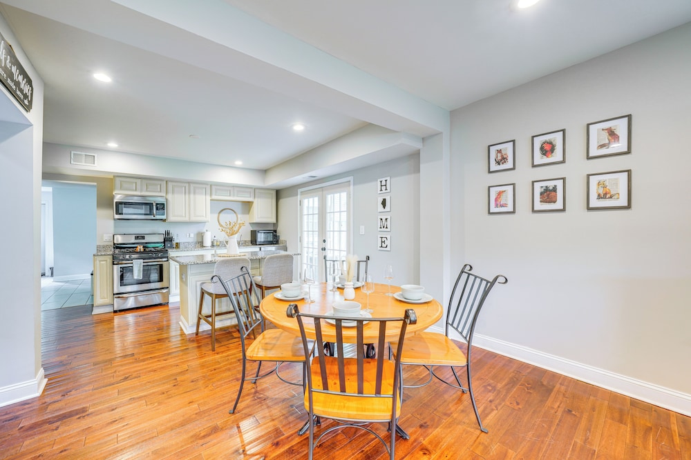 Fire Pit & Grill: Family Home on Fox River Trail!