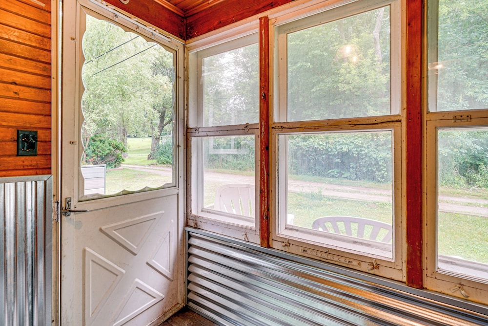 Walk to Cranberry Lake: Quaint Family Cottage