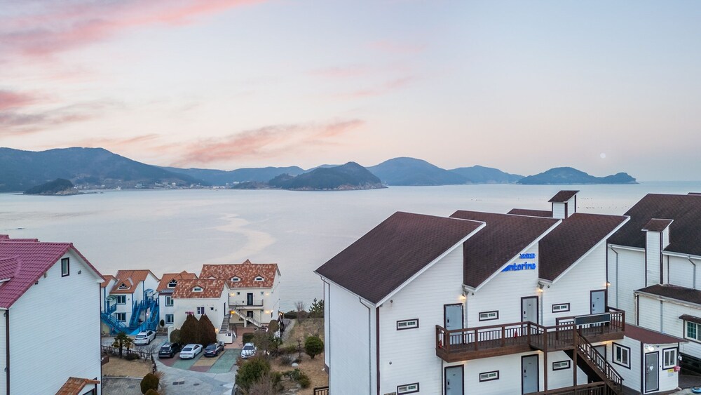 Geoje Kkachi and Santorini Pension