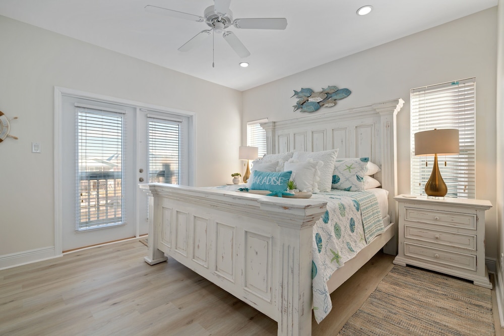 Dauphin Pearl - Boat And Pet Friendly! Fish, Swim, Enjoy Family Time On The Beach Or On The Water. 5 Bedroom Home by RedAwning view 2