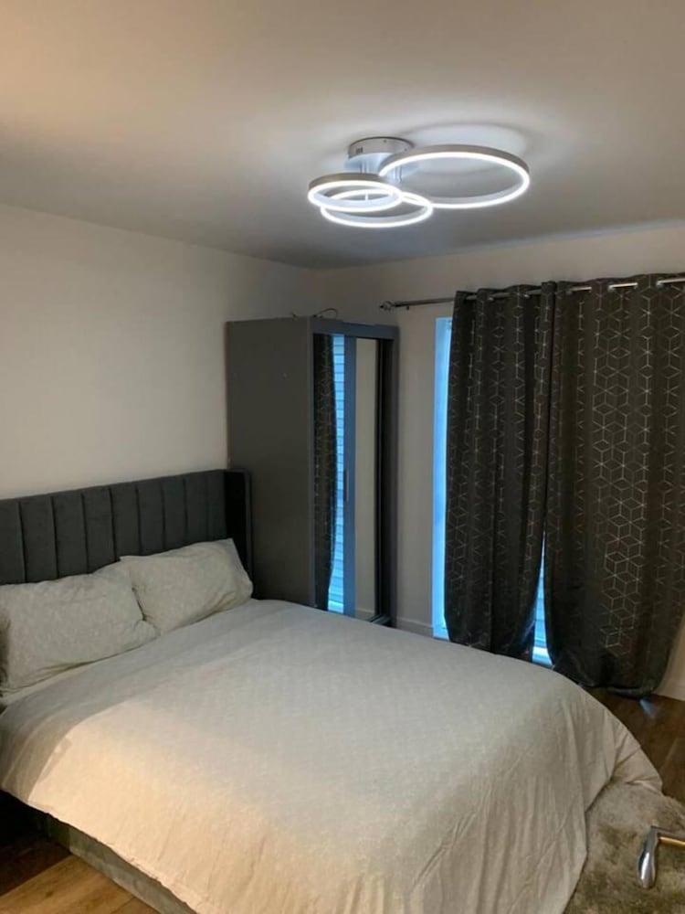 Inviting 2-bed Apartment in Grays view 5