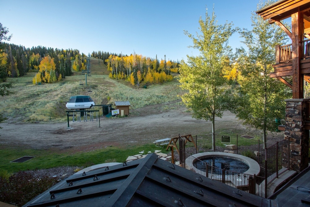 Grand Lodge - Five Bedroom #402 - Ski-in/ski-out 5 Condo