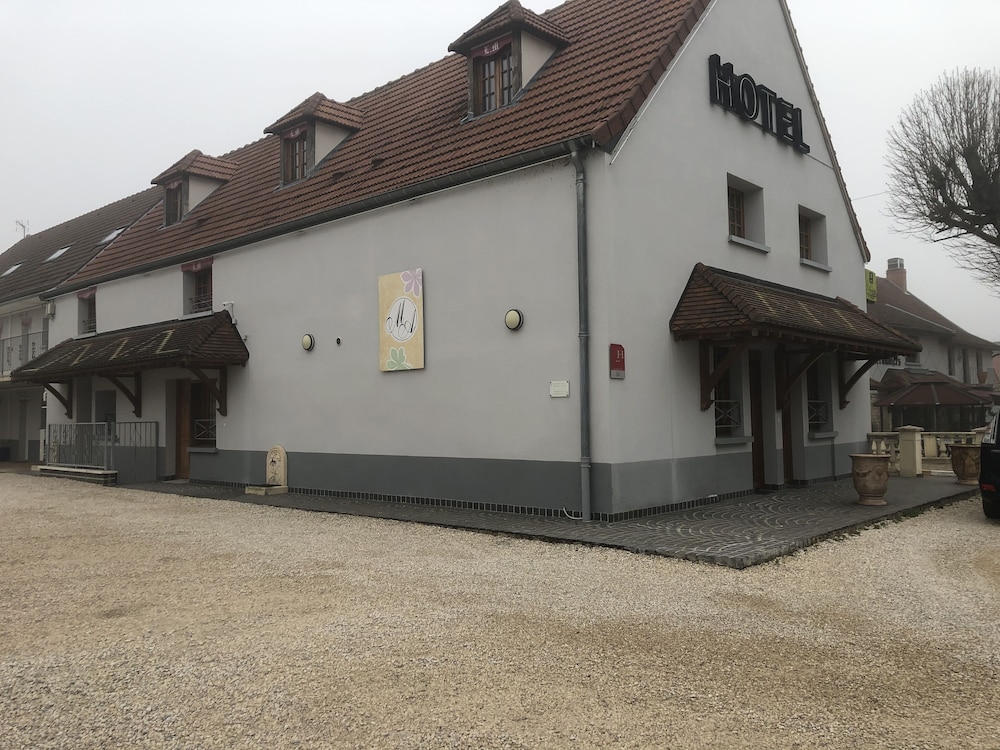 Hotel Logis - Les Marronniers d'Arc