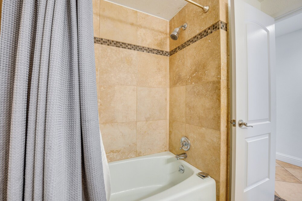 Hot Tub + Sauna: Home 8 Mi to Downtown Tacoma!