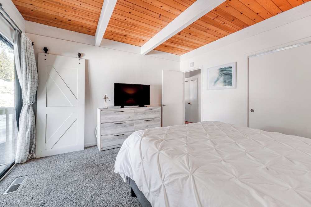 1 Mi to Lake Tahoe: Condo w/ Pool Access