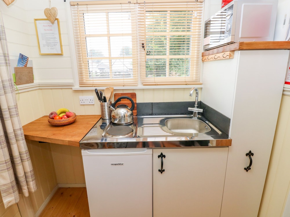 Shepherds Hut - The Hurdle view 4