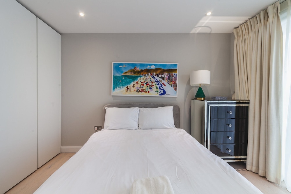 Stylish Three-bedroom Battersea Flat view 5