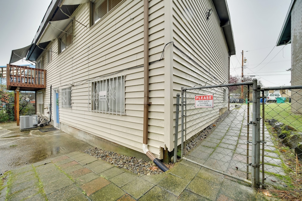 6 Mi to Downtown Seattle: Peaceful Apt w/ Patio