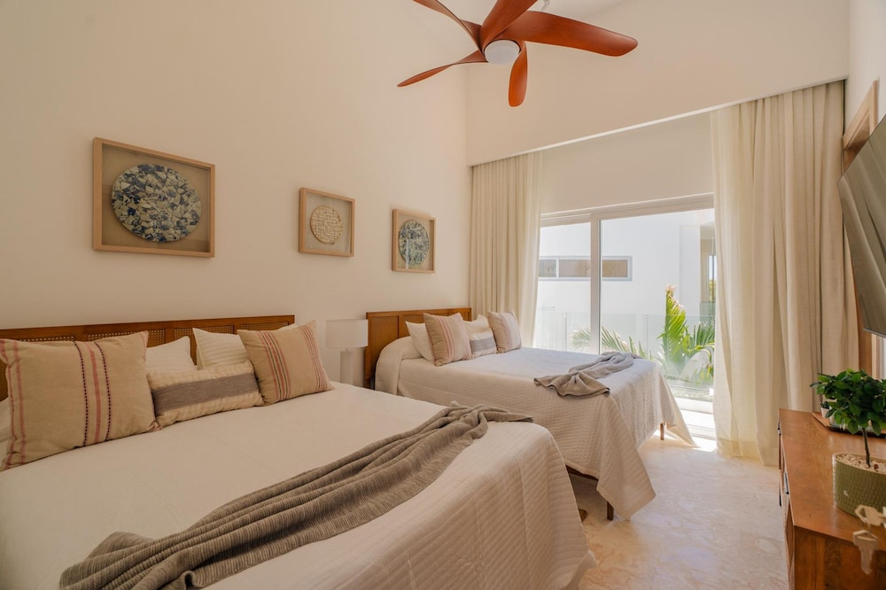 Modern 6 BDR Golf Front Villa in Luxury Beach Resort w Pool and Heated Jacuzziz