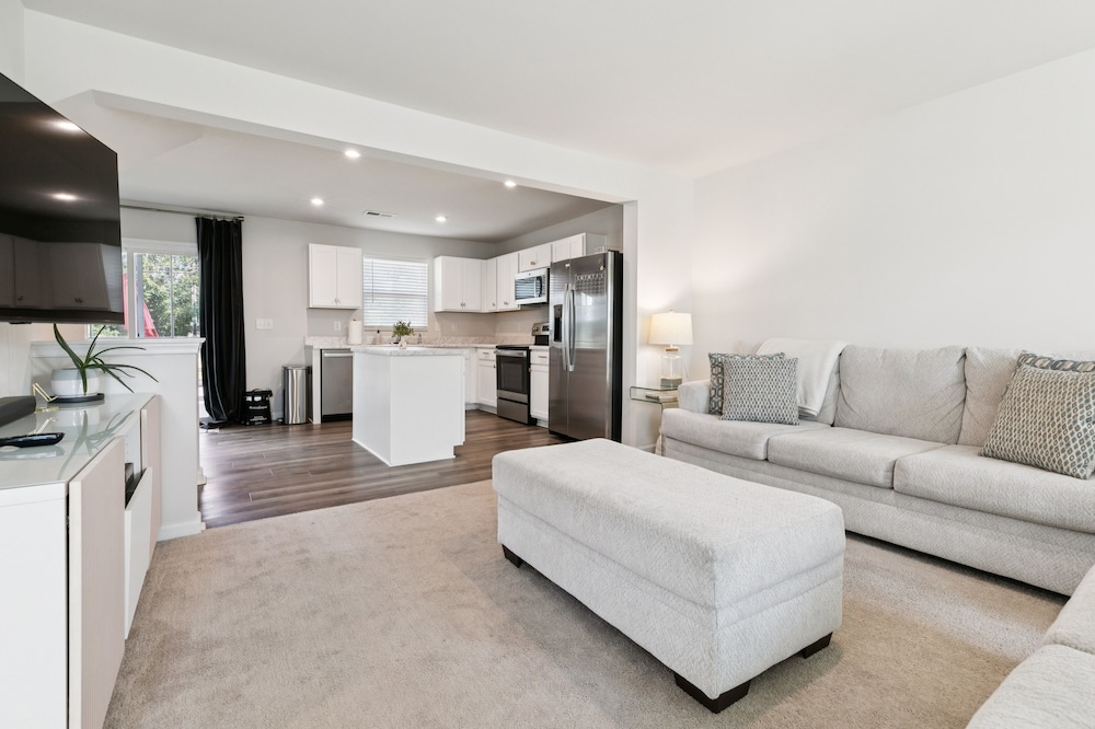 Modern Downtown Retreat Near Swamp Rabbit Trail 4 Bedroom Townhouse