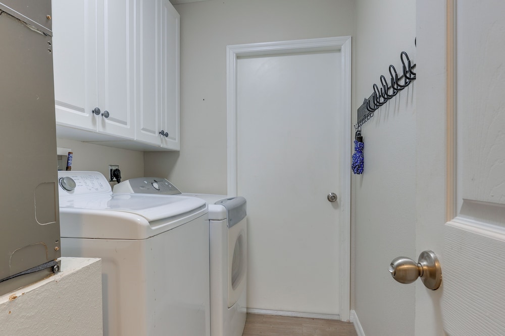 Close to Family Park: Home w/ Screened Lanai!
