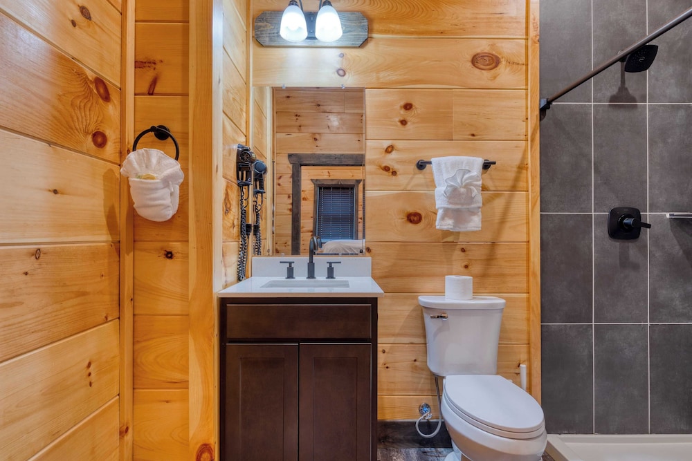 2 Homes Firefly Trail Way by Avantstay Sleeps 28, Indoor Pool + Hot Tub + Movie Theater & Game Room