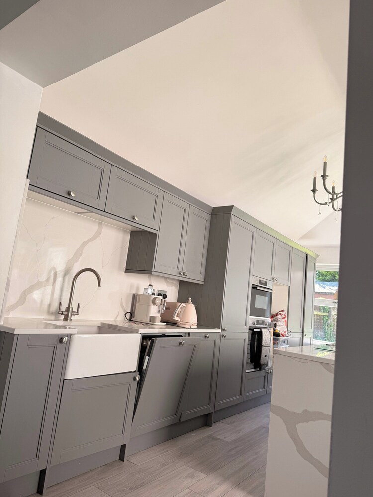 Bridgend Blissful Apartment With 3 Bedrooms