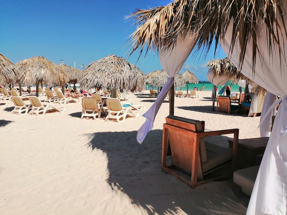 Los Corales Beach Village