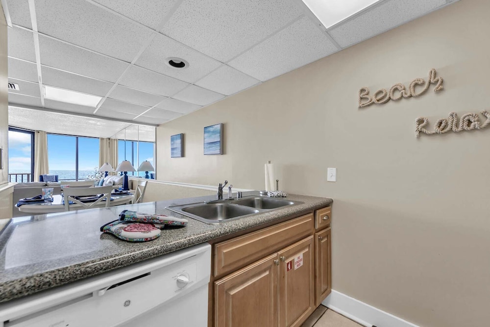 Leeward 403 at Edgewater