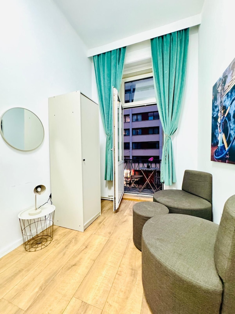 Family 9BR Apartment Near Augarten