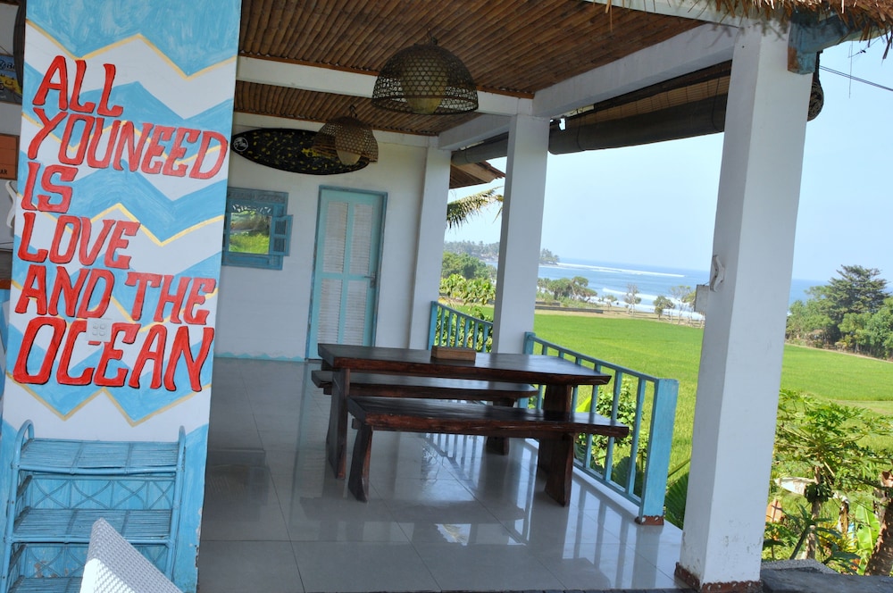 Dikaloha Medewi Surfcamp