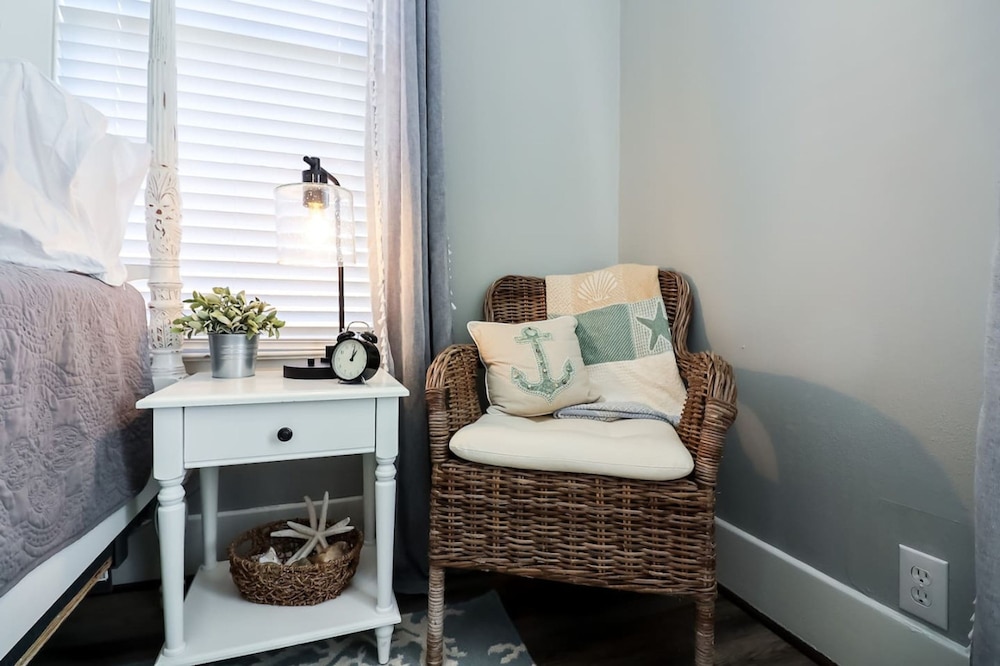 Vibrant Bungalow 2 Minutes to the Beach